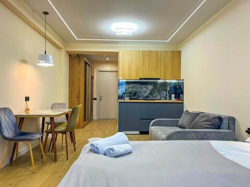 Zimmer mit einem Bett, einem Tisch und einem Aquarium in der Unterkunft New Gudauri F4 in Gudauri