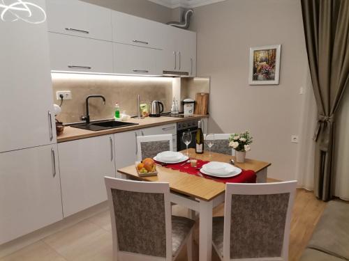 une cuisine avec une table en bois et des chaises ainsi qu'une salle à manger dans l'établissement Family Boutique Residence-Free parking, à Veliko Tarnovo