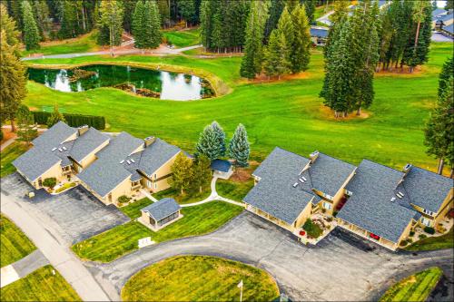 una vista aerea di una casa con molti tetti di Kahler Mountain Club a Leavenworth