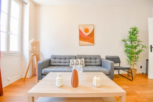 un salon avec un canapé et une table basse dans l'établissement Bel appart 2 ch clim à Vauban proche Vieux-Port, à Marseille
