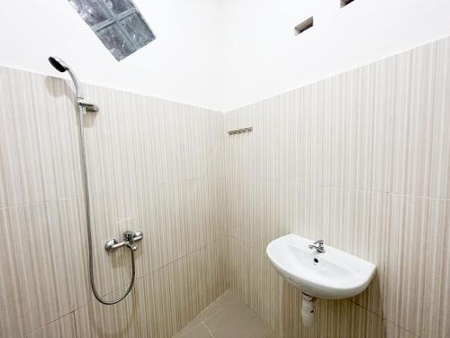 Phòng tắm tại Reddoorz Near Makam Bung Karno Blitar
