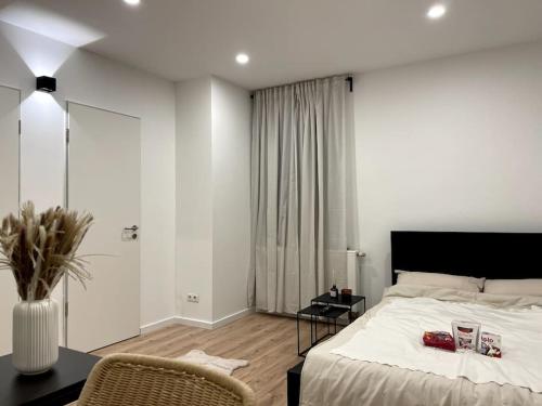 una camera da letto con un letto, un tavolo e una sedia di Dein Apartment ad Amburgo
