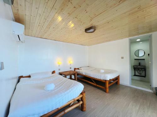 מיטה או מיטות בחדר ב-Aojing Diving Resort
