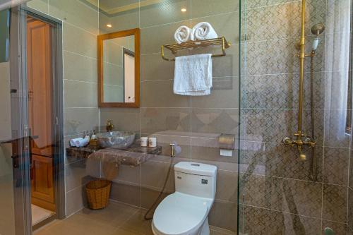 a bathroom with a toilet and a sink at Phuoc Dat Riverside Homestay Hoi An in Hoi An