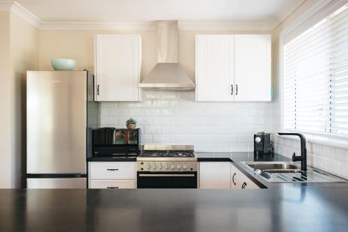 Una cocina o cocineta en Owen's Hideaway by the BnB Collection