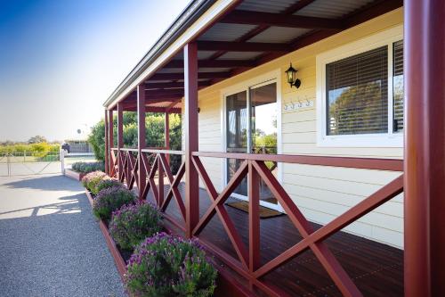 Un balcón o terraza en Owen's Hideaway by the BnB Collection