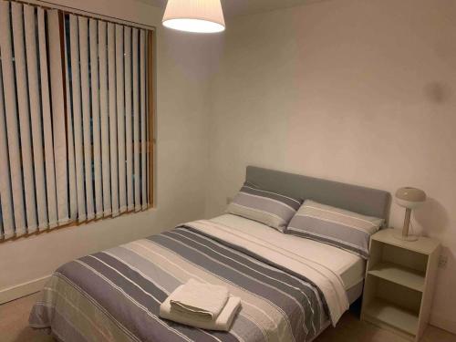 een slaapkamer met een bed met twee handdoeken erop bij Inviting 2-Bed Apartment in Reading in Reading