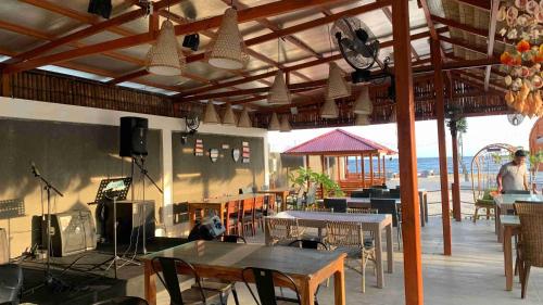 Een restaurant of ander eetgelegenheid bij Shava Beach Resort