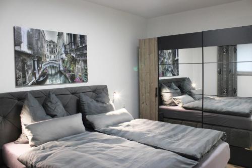 1 dormitorio con cama y espejo en Wiedbachtaljuwel en Roßbach