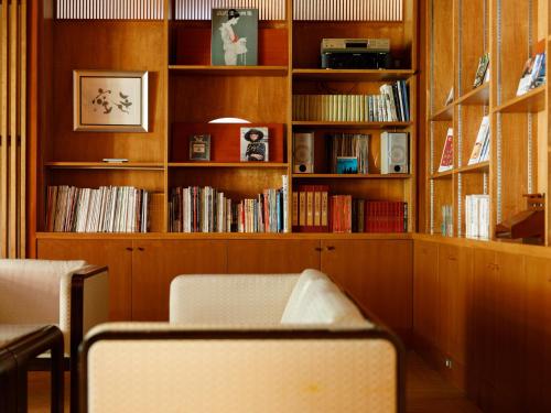 Die Bibliothek in diesem Ryokan