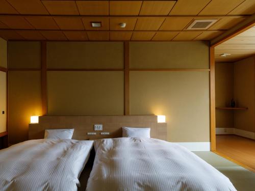 Ein Bett oder Betten in einem Zimmer der Unterkunft 越前あわら温泉　つるや