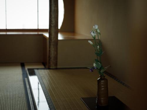 蘆原市的住宿－越前あわら温泉　つるや，花瓶,坐在桌子上