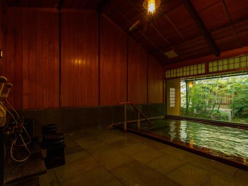 Der Swimmingpool an oder in der Nähe von 越前あわら温泉　つるや