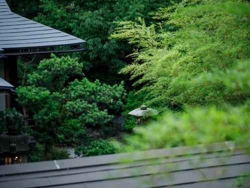 Ein Garten an der Unterkunft 越前あわら温泉　つるや