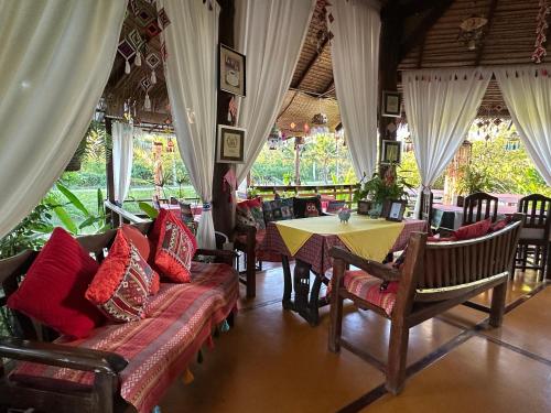 Khu vực ghế ngồi tại Pura Vida Pai Resort