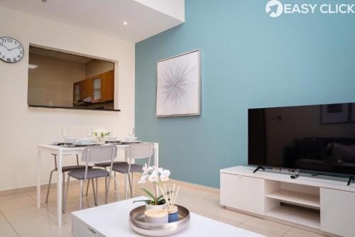 TV a/nebo společenská místnost v ubytování Newly Furnished Cozy 1 Bedroom in Dubai Silicon Oasis