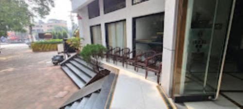 d'un balcon avec bancs. dans l'établissement Hotel Grape City,Nashik, à Nashik
