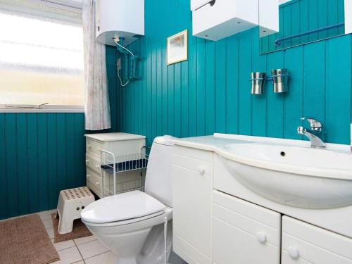 FårvangにあるHoliday home Fårvang VIIの緑の壁のバスルーム(トイレ、洗面台付)