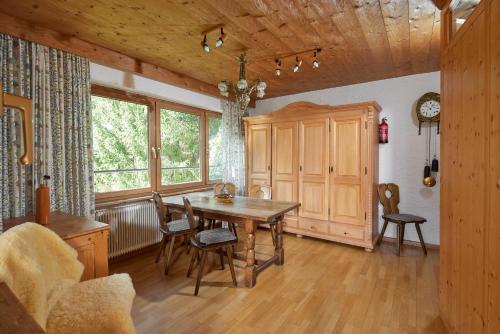 a dining room with a wooden table and chairs at Alt Montafon Hotel Appartements by Pferd auf Wolke in Gaschurn