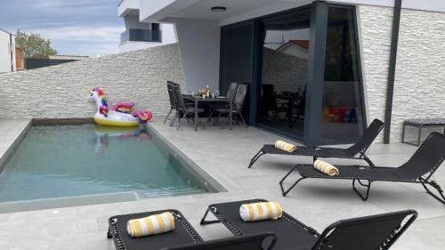Villa LuRa in Pula mit Pool