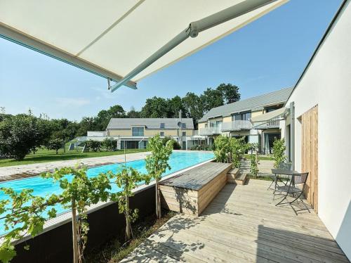 - une vue extérieure sur une maison avec une piscine dans l'établissement *Relax Apartment Hochgraßnitzberg* für 2 *Pool/Fitness/Sauna*, à Spielfeld