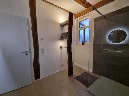 un bagno con lavandino e specchio di Casa Linda, luxuriöse Ferienwohnung im Grünen a Ober-Ramstadt