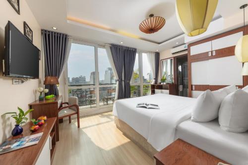 pokój hotelowy z łóżkiem i dużym oknem w obiekcie Golden Legend Diamond Hotel w mieście Hanoi