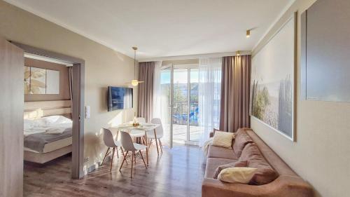 En eller flere senge i et værelse på HolidayHomePL Bel Mare 305e z sypialnią i z balkonem