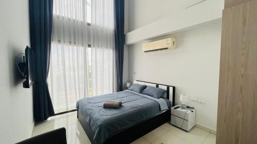 - une chambre avec un lit doté de draps bleus et une fenêtre dans l'établissement Laguna Beach Resort 2 Jomtien, à Jomtien Beach