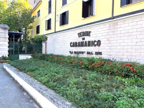 a brick building with the name of a building at La casa di Bi in Caramanico Terme