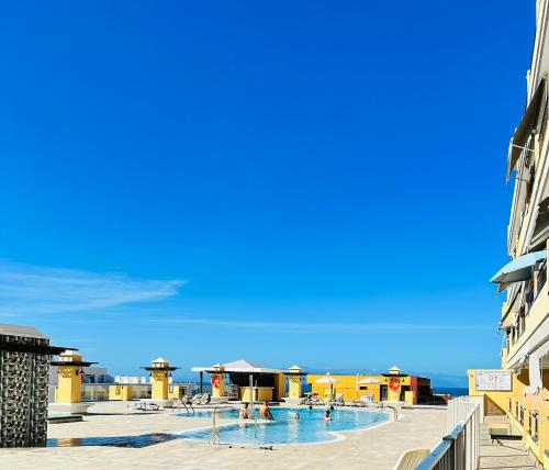 a swimming pool in the middle of a building at Apartament Sunset Aliss in Puerto de Santiago