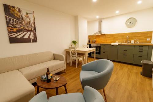 un soggiorno con divano e tavolo di Apartmany Tachov Ground Floor a Tachov