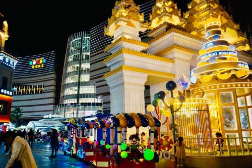 a city street with a building and a carousel at Kunming Dianchi Mideel International Apartment - South Asian Style Fuhai Metro in Kunming