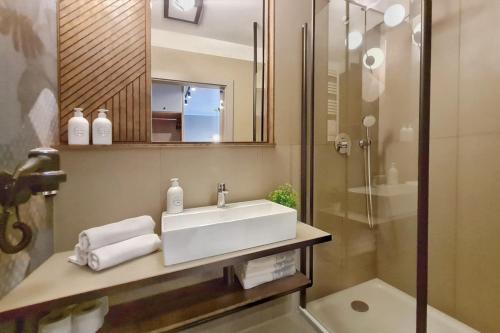 a bathroom with a sink and a shower at HolidayHomePL Bel Mare 314e z sypialnią i balkonem in Międzyzdroje