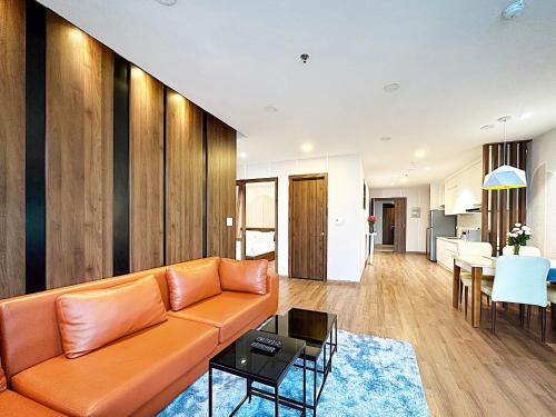 Una sala de estar con un sofá y un comedor. en Condo 2 Bedrooms Mountain view in Dalat Center Residence, en Da Lat
