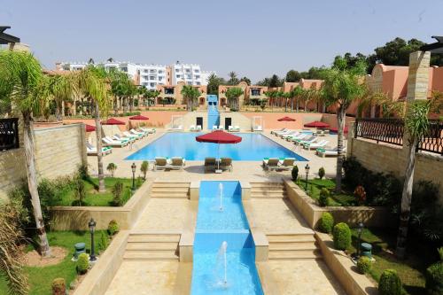 Hotel Prestige Agadir Boutique & SPA في أغادير: اطلالة علوية على مسبح في منتجع