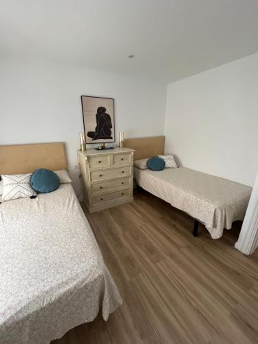 1 dormitorio con 2 camas individuales y vestidor en CORNELIAS HOME, en Los Cristianos