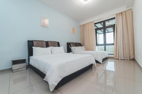 um quarto com 2 camas e uma grande janela em 8scape 8 pax 3BR Huge Balcony Bukit Indah/Sutera by Our Stay em Johor Bahru