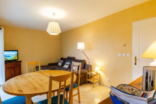 un salon avec une table et un canapé dans l'établissement Le Gouverneur, 100m du lac avec parking, à Annecy