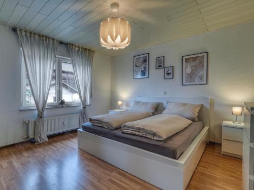 1 dormitorio con 1 cama grande en una habitación en Ihr Zuhause fernab von Zuhause, en Ringsheim