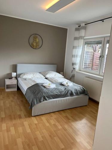una camera con un letto e un orologio a muro di Gartenparadies Apartment in Urbar a Urbar