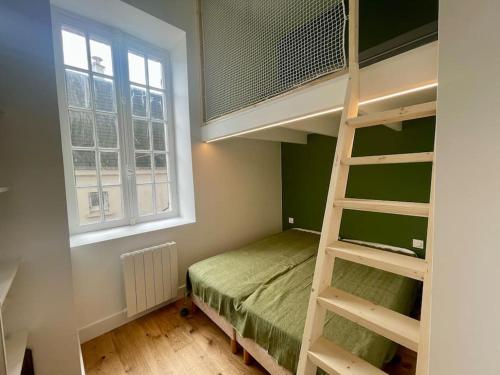 - une chambre avec des lits superposés et une échelle dans l'établissement FACE MER La Baule Le Panoramique, à La Baule