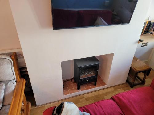 a fireplace in a living room with a fire place at LITTLE HAVEN 1 Bedroom House sought after area in Topsham