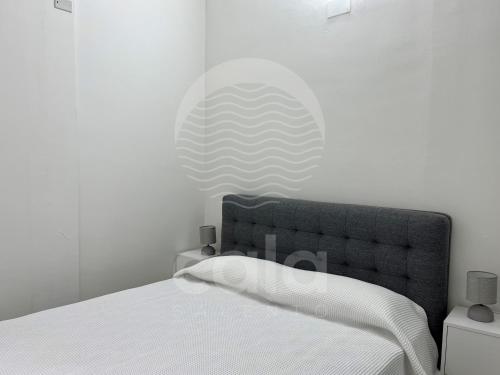 Ένα ή περισσότερα κρεβάτια σε δωμάτιο στο Villa Blumarine e vasca jacuzzi By Cala Salento