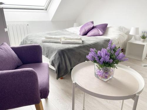 Postel nebo postele na pokoji v ubytování Esprit Violet - Joli Studio Salengro - Sauna & Sport club