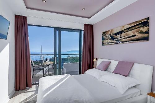 1 Schlafzimmer mit einem Bett und einem Balkon mit Aussicht in der Unterkunft Holiday home Anja in Makarska