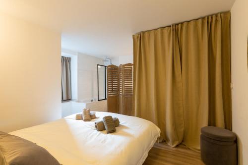 a bedroom with a bed with two teddy bears on it at Les Cordeliers: 2 pers, cosy & cœur vieille ville in Annecy