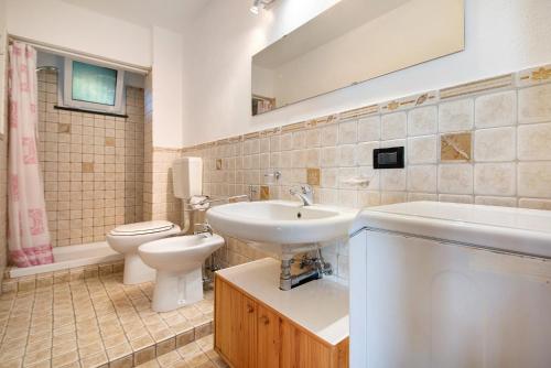 bagno con lavandino, servizi igienici e specchio di Casa Elena a Moneglia