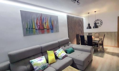 a living room with a couch and a dining room at Apartamento en l'Escala in L'Escala