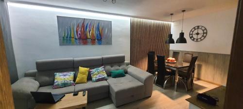 a living room with a couch and a table at Apartamento en l'Escala in L'Escala